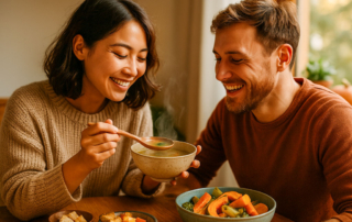 Junges Paar genießt gemeinsam eine warme Mahlzeit – emotionale Szene zur chinesischen Diätetik