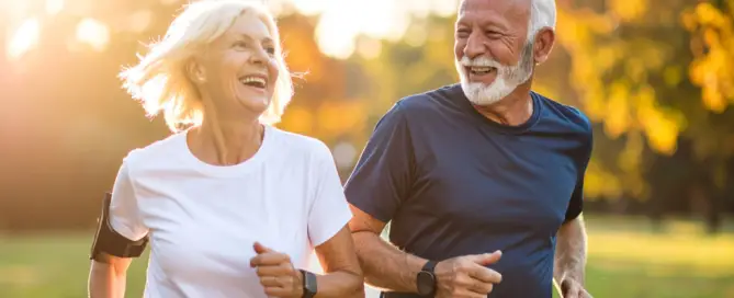 Älteres Paar joggt im Park – Vitalität und Gesundheit durch TCM Prävention