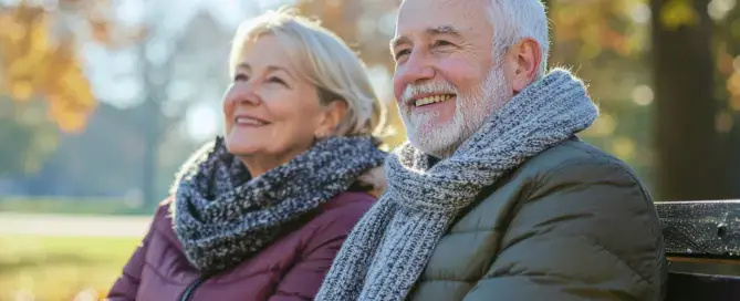 Älteres Paar sitzt entspannt auf Parkbank – TCM stärkt Immunsystem und Abwehrkräfte
