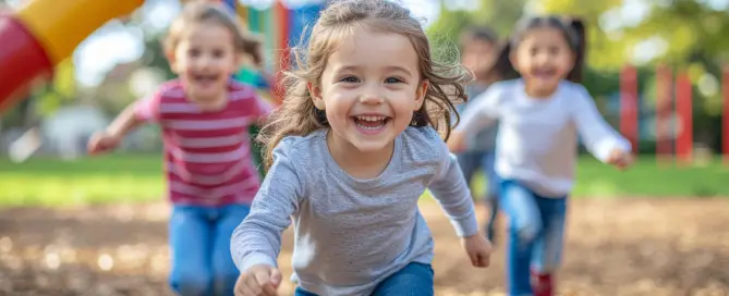 Kinder toben lachend im Pausenhof – Energie und Freude beim Schulstart
