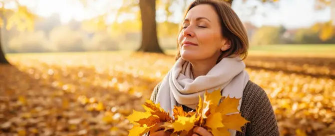 Frau atmet im Herbst tief durch – TCM stärkt das Lungen-Qi