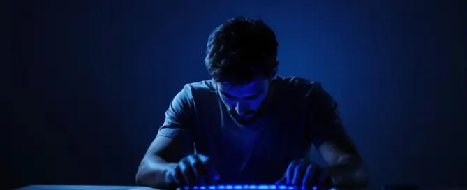 Verspannter Nacken am Schreibtisch durch Stress – Symbolbild für Shiatsu Behandlung