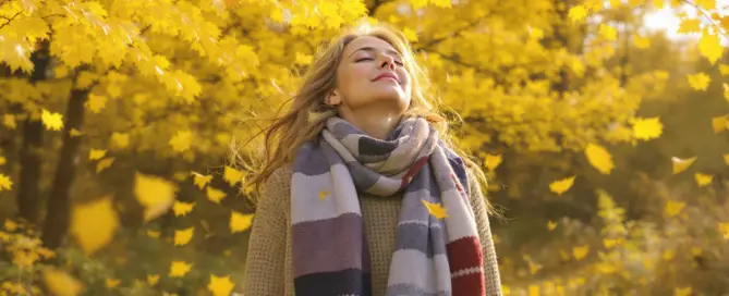Frau atmet tief durch an einem Herbsttag – TCM stärkt Lunge und Abwehr bei Herbstallergie