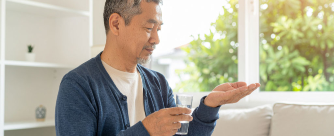 Mensch lässt Tabletten aus der Hand fallen – Symbol für Medikamente reduzieren und mehr Wohlbefinden mit TCM
