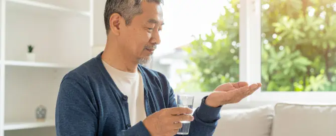 Mensch lässt Tabletten aus der Hand fallen – Symbol für Medikamente reduzieren und mehr Wohlbefinden mit TCM
